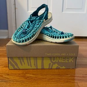 KEEN UNEEK Shoes - size 9